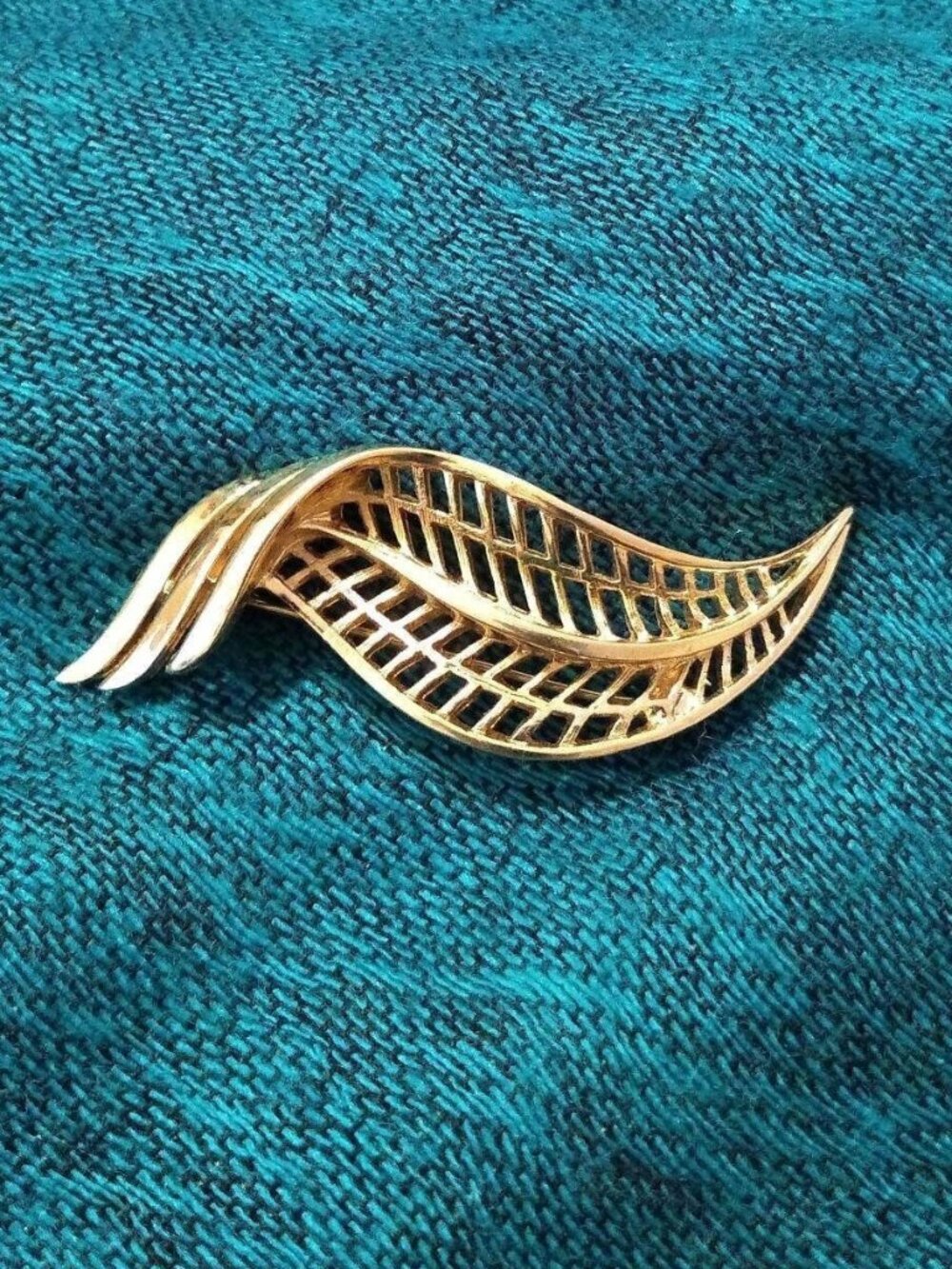 Vintage signed Trifari Leaf  brooch Pin  swoop Lattice 2-1/2" Classic MCM